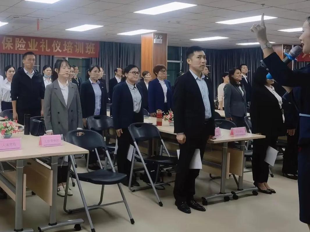 保险行业《商务礼仪》培训,保险卖的是从产品到服务,从卖服务到 - 抖