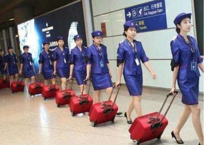 空姐的飞行箱 不仅是礼仪，更是专业与安全的移动保障